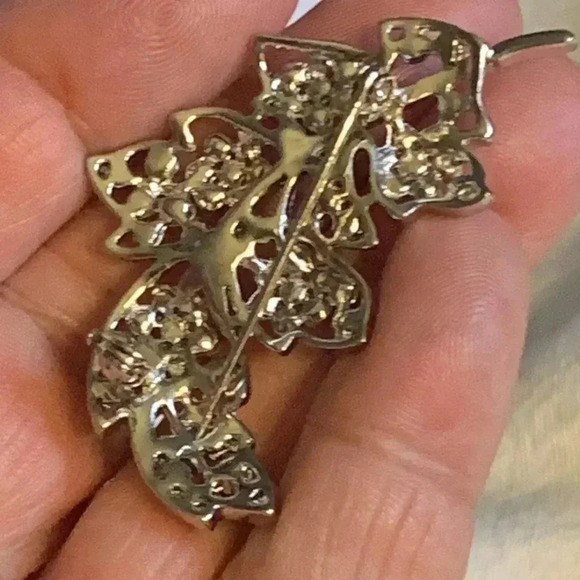 Silvertone leaf motif with faceted glass beads - Picture 4 of 6